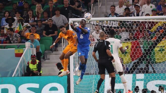 Cody Gakpo remata a gol ante la salida en falso del portero de Senegal, Edouard Mendy.