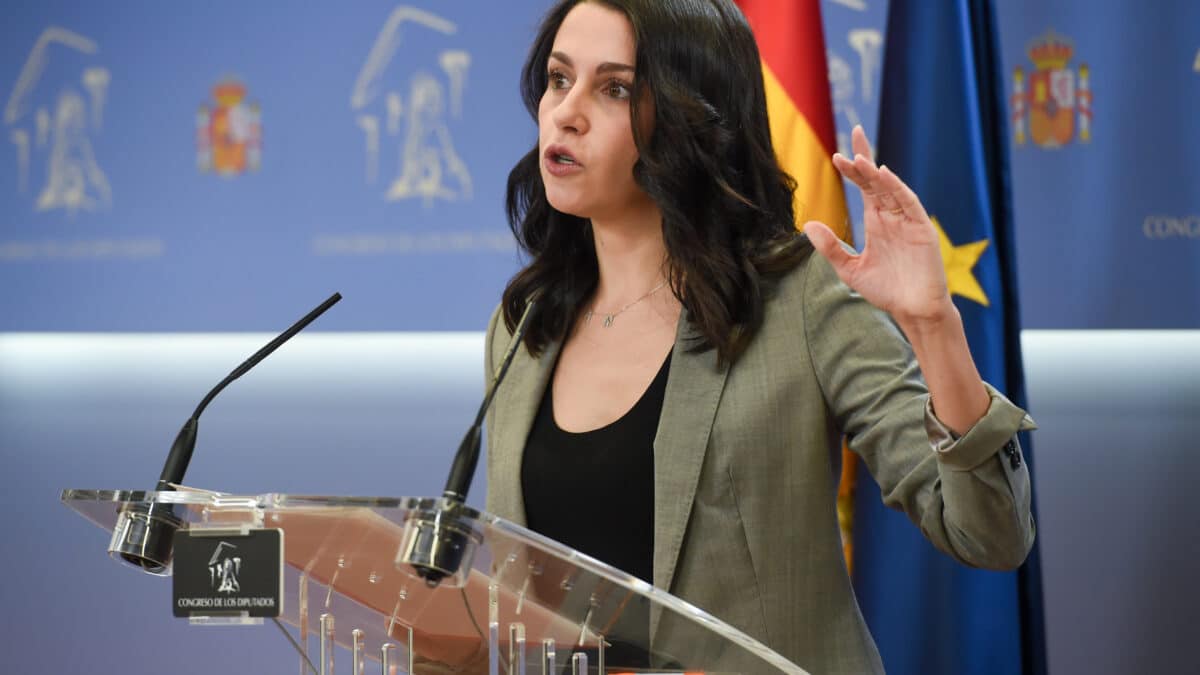 La presidenta de Ciudadanos, Inés Arrimadas, interviene en una rueda prensa en el Congreso de los Diputados