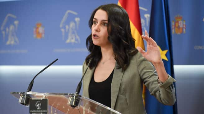 La presidenta de Ciudadanos, Inés Arrimadas, interviene en una rueda prensa en el Congreso de los Diputados