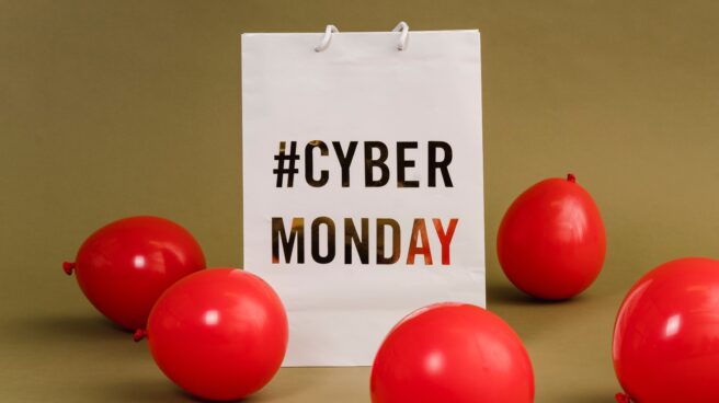 Bolsa de compras con letras de Cyber Monday en rojo, rodeada de globos rojos