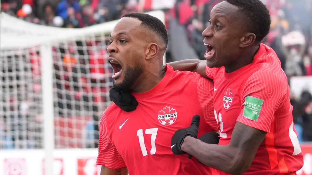 Cyle Larin celebra un gol con la selección de Canadá en la fase de clasificación para el Mundial.