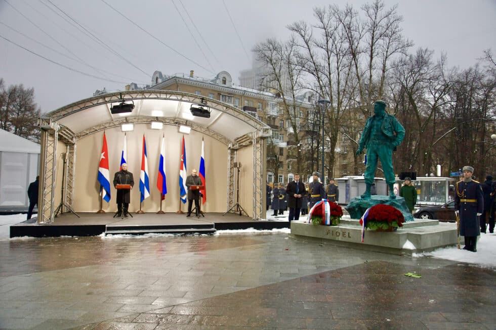 Fotografía cedida por la Presidencia de Cuba que muestra al mandatario Miguel Diaz-Canel (i) en una rueda de prensa conjunta junto al presidente ruso, Vladímir Putin, durante la inauguración de una estatua en honor a Fidel Castro, hoy, en Moscú (Rusia). Putin y Díaz-Canel inauguraron este martes en Moscú un monumento en honor al líder de la Revolución Cubana, Fidel Castro.