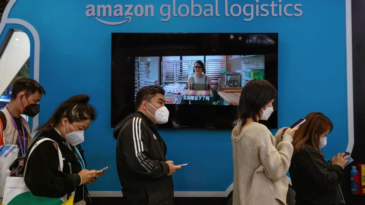 Personas esperan en fila en el stand de la compañía Amazon durante la Exposición Internacional de Importaciones de China en Shanghái,