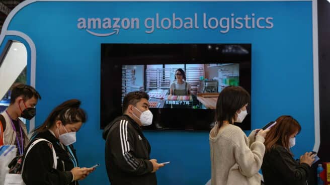 Personas esperan en fila en el stand de la compañía Amazon durante la Exposición Internacional de Importaciones de China en Shanghái,