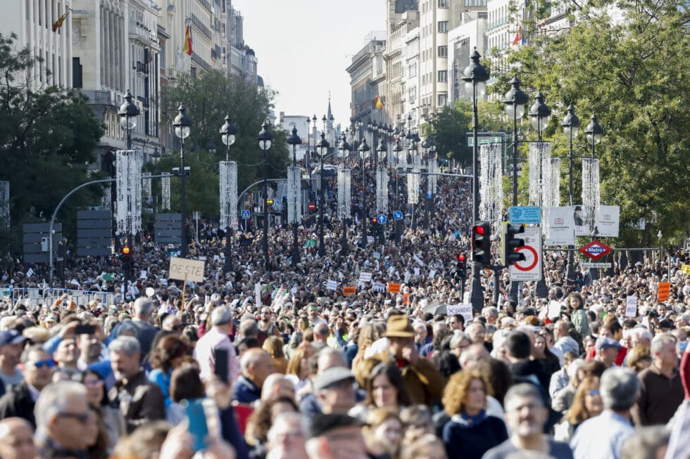 Manifestación ciudadana que recorre este domingo el centro de Madrid bajo el lema "Madrid se levanta por la sanidad pública"