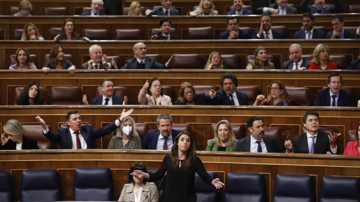 MADRID, 30/11/2022.- Los diputados de la bancada del PP protestan durante la intervención de la ministra de Igualdad, Irene Montero, en la sesión de control al Gobierno este miércoles en el Congreso. EFE/ J.C. Hidalgo