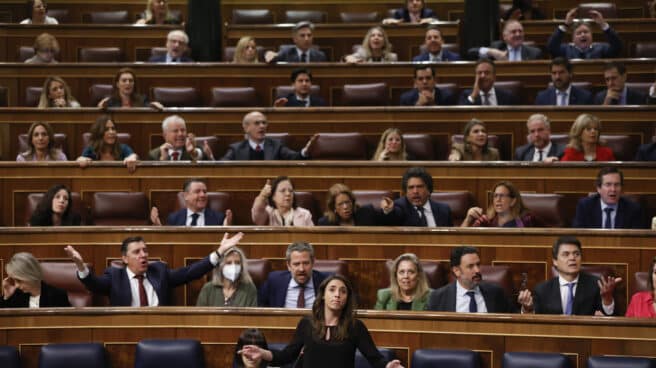 MADRID, 30/11/2022.- Los diputados de la bancada del PP protestan durante la intervención de la ministra de Igualdad, Irene Montero, en la sesión de control al Gobierno este miércoles en el Congreso. EFE/ J.C. Hidalgo