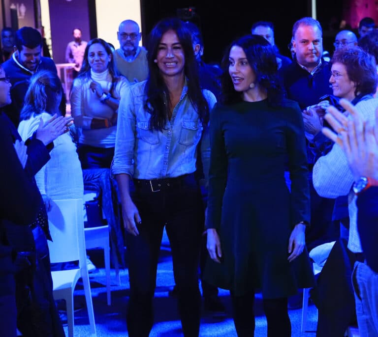 Arrimadas se burla de las feministas "que cuando se duchan ponen a Maluma a todo tren"