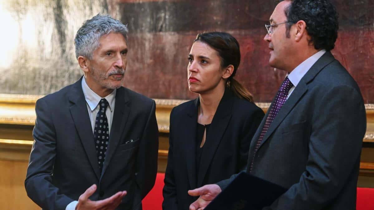 MADRID, 17/11/2022.- El ministro del Interior, Fernando Grande-Marlaska (i), la ministra de Igualdad, Irene Montero (c), y el fiscal general del Estado, Álvaro García Ortiz (d), hablan este jueves en el Senado en Madrid. En medio del choque entre Igualdad y los jueces por las rebajas de condenas a delincuentes sexuales, este jueves coinciden en la inauguración del VIII Congreso del Observatorio contra la Violencia Doméstica y de Género, celebrada en el Senado, el presidente del Consejo General del Poder Judicial (CGPJ), Rafael Mozo y Montero, además de García Ortiz, y Grande-Marlaska. EFE/Fernando Villar