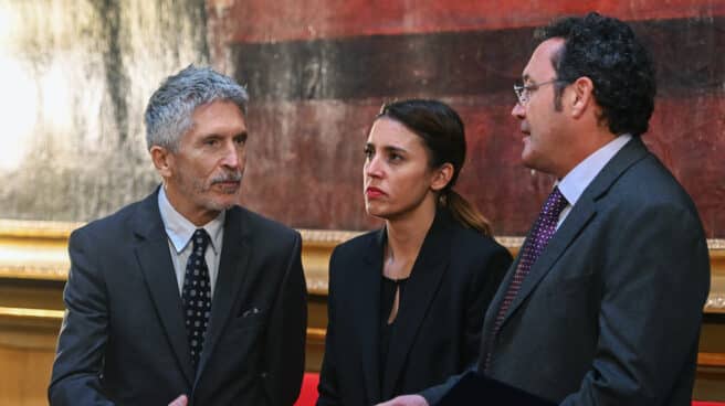 MADRID, 17/11/2022.- El ministro del Interior, Fernando Grande-Marlaska (i), la ministra de Igualdad, Irene Montero (c), y el fiscal general del Estado, Álvaro García Ortiz (d), hablan este jueves en el Senado en Madrid. En medio del choque entre Igualdad y los jueces por las rebajas de condenas a delincuentes sexuales, este jueves coinciden en la inauguración del VIII Congreso del Observatorio contra la Violencia Doméstica y de Género, celebrada en el Senado, el presidente del Consejo General del Poder Judicial (CGPJ), Rafael Mozo y Montero, además de García Ortiz, y Grande-Marlaska. EFE/Fernando Villar