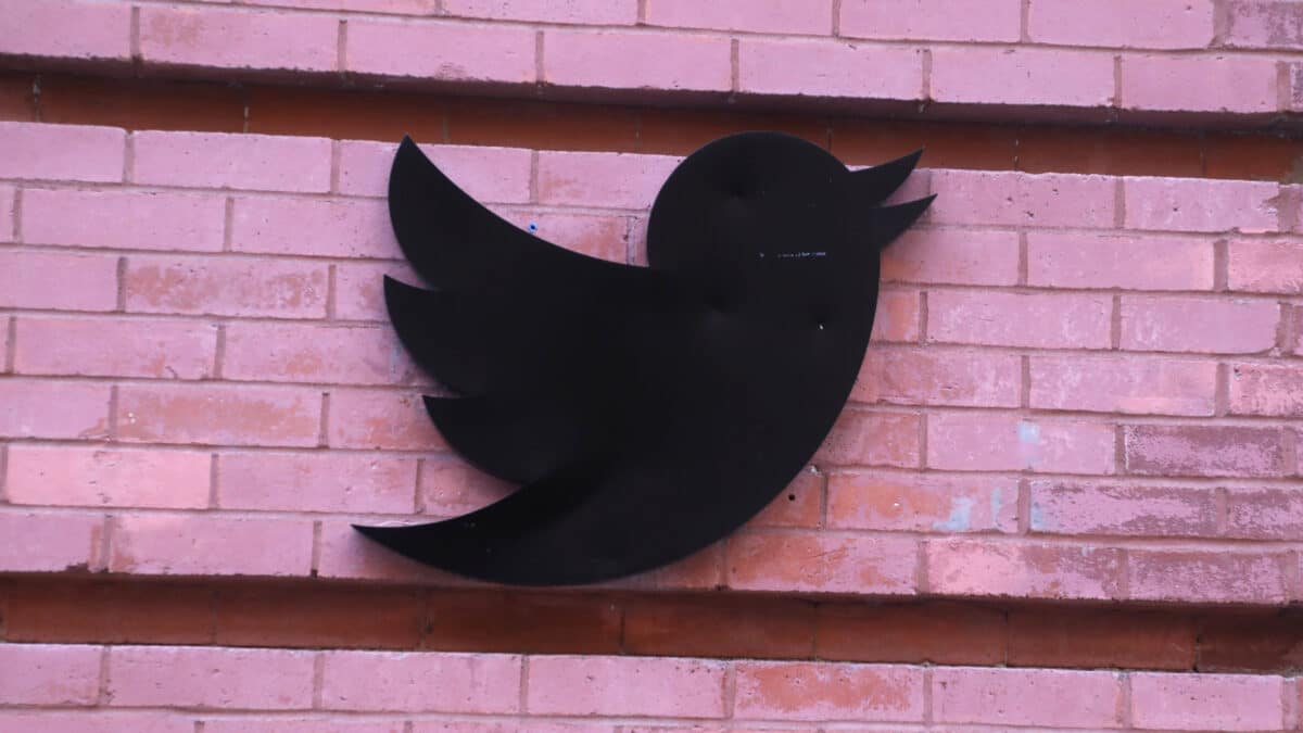 Logo de Twitter en la facha de sus oficinas en Nueva York.