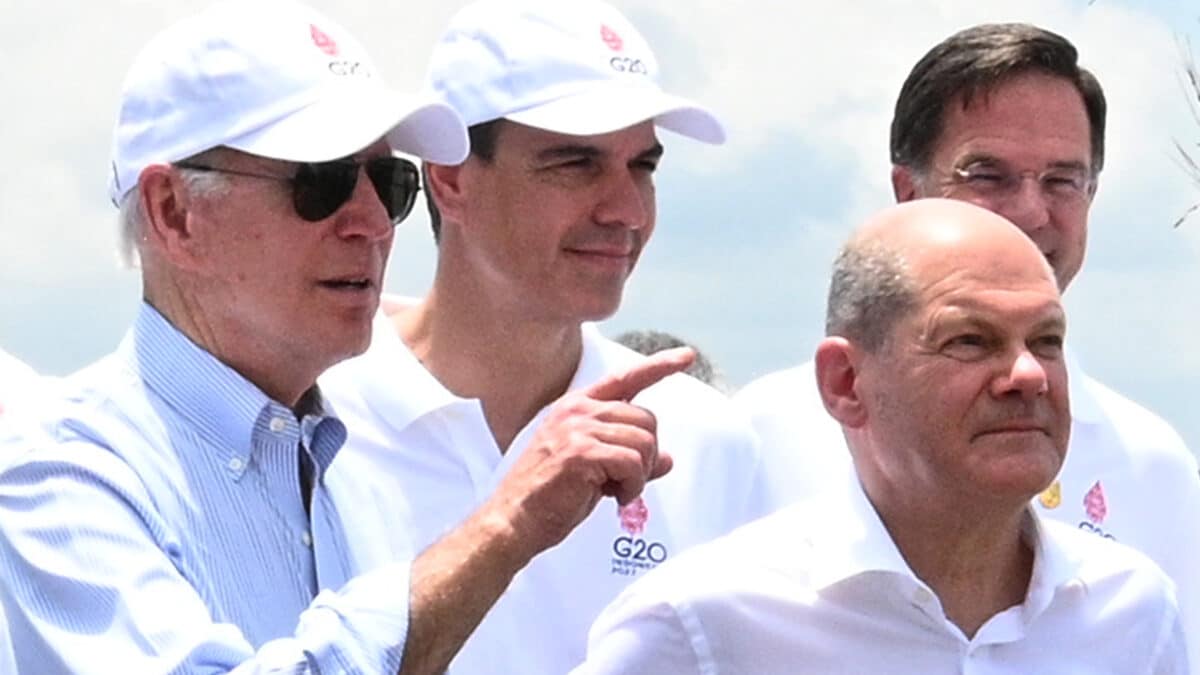 BALI (INDONESIA), 16/11/2022.- El presidente de los Estados Unidos, Joe Biden (i), el presidente del Gobierno de España, Pedro Sánchez (2i), el canciller alemán, Olaf Scholz (2d) y el primer ministro holandés, Mark Rutte (d) conversan durante una visita a una zona de siembra de manglares en el Parque Forestal de Manglares Tahura Ngurah Rai como parte de la reunión de los líderes del G20 en la Cumbre en Bali, Indonesia este miércoles. EFE/Moncloa/Borja Puig de la Bellacasa SOLO USO EDITORIAL/SOLO DISPONIBLE PARA ILUSTRAR LA NOTICIA QUE ACOMPAÑA (CRÉDITO OBLIGATORIO)