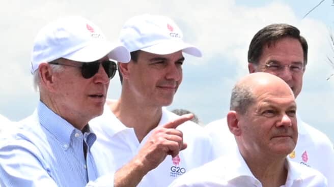 Reunión de los líderes del G20 en la Cumbre en Bali BALI (INDONESIA), 16/11/2022.- El presidente de los Estados Unidos, Joe Biden (i), el presidente del Gobierno de España, Pedro Sánchez (2i), el canciller alemán, Olaf Scholz (2d) y el primer ministro holandés, Mark Rutte (d) conversan durante una visita a una zona de siembra de manglares en el Parque Forestal de Manglares Tahura Ngurah Rai como parte de la reunión de los líderes del G20 en la Cumbre en Bali, Indonesia este miércoles. EFE/Moncloa/Borja Puig de la Bellacasa SOLO USO EDITORIAL/SOLO DISPONIBLE PARA ILUSTRAR LA NOTICIA QUE ACOMPAÑA (CRÉDITO OBLIGATORIO)
