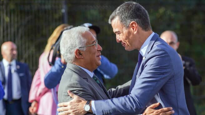 Braga (Portugal), 04/11/2022.- Spain's Prime Minister Pedro Sanchez (R) is welcomed by Portugal's Prime Minister Antonio Costa (L) upon arrival for the XXXIII Portuguese-Spanish Summit at the International Iberian Nanotechnology Center (INL) in Braga, Portugal, 04 November 2022. (España) EFE/EPA/HUGO DELGADO