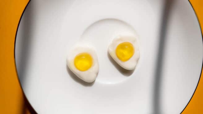 dos huevos fritos Dos huevos fritos de Mercadona en un plato