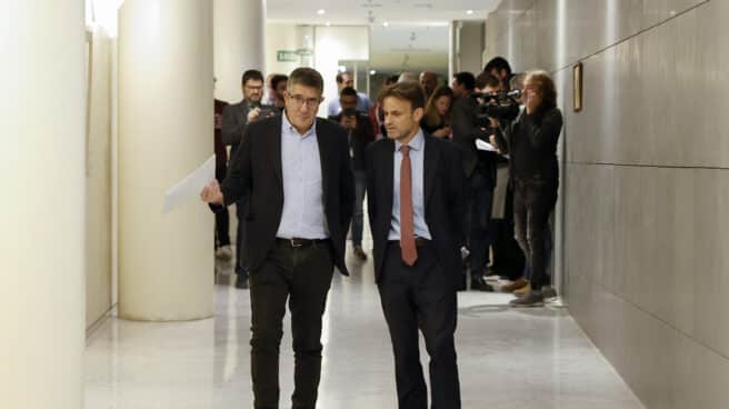 PSOE y Unidas Podemos presentan proposición de ley para rebajar el delito de sedición GRAF9301. MADRID, 11/11/2022.- El portavoz del Partido Socialista en el Congreso, Patxi López (i), y el presidente del grupo parlamentario de Unidas Podemos, Jaume Asens (d), registran una proposición de ley junto a Unidas Podemos para rebajar la pena máxima del delito de sedición en el Congreso de los Diputados, este viernes. Según la propuesta de reforma del Código Penal, la pena será de tres a cinco años e inhabilitación para ejercer empleo o cargo público por el mismo tiempo cuando el delito se cometa por una multitud "cuyo número, organización y propósito sera idóneo para afectar gravemente el orden público"; si los autores son autoridad, la pena de inhabilitación será de seis a ocho años. EFE/ Chema Moya