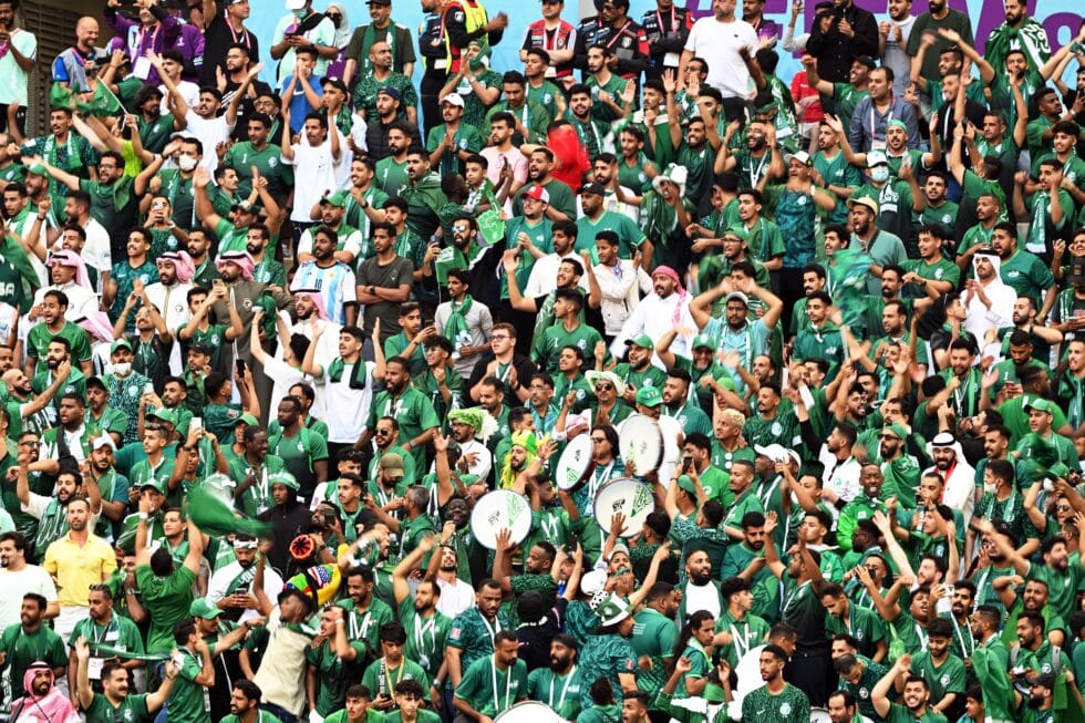 Los aficionados de Arabia Saudí celebran uno de los goles a Argentina