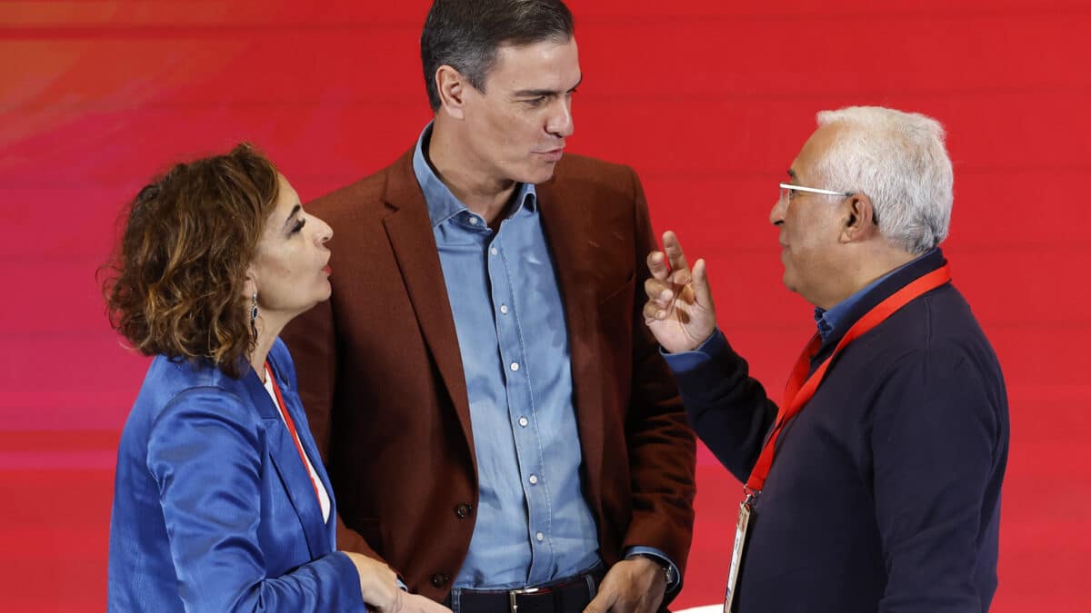 MADRID, 26/11/2022.- El presidente del Gobierno, Pedro Sánchez (c), junto a la ministra de Hacienda, María Jesús Montero y el primer ministro de Portugal, Antonio Costa, durante la segunda jornada del XXVI Congreso de la Internacional Socialista, este sábado en Madrid. EFE/ Chema Moya