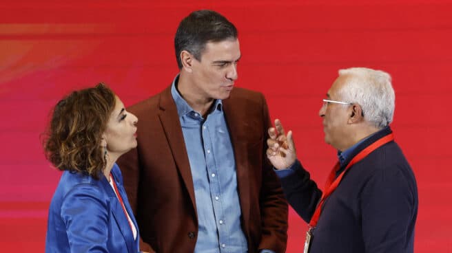 XXVI Congreso de la Internacional Socialista (IS) MADRID, 26/11/2022.- El presidente del Gobierno, Pedro Sánchez (c), junto a la ministra de Hacienda, María Jesús Montero y el primer ministro de Portugal, Antonio Costa, durante la segunda jornada del XXVI Congreso de la Internacional Socialista, este sábado en Madrid. EFE/ Chema Moya
