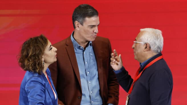 MADRID, 26/11/2022.- El presidente del Gobierno, Pedro Sánchez (c), junto a la ministra de Hacienda, María Jesús Montero y el primer ministro de Portugal, Antonio Costa, durante la segunda jornada del XXVI Congreso de la Internacional Socialista, este sábado en Madrid. EFE/ Chema Moya