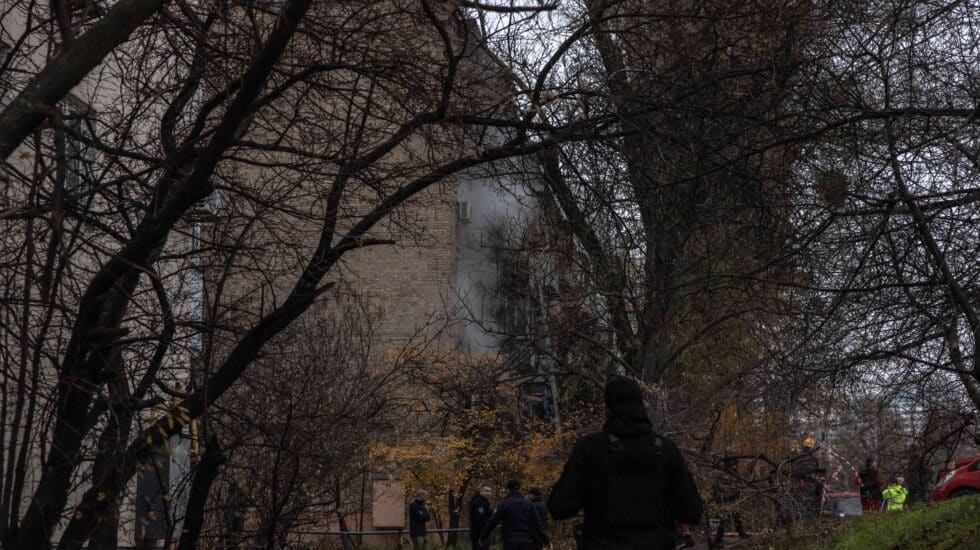 Rusia ataca de nuevo Ucrania con una oleada de misiles Miembros de la policía montan guardia junto a un edificio residencial que fue atacado durante un ataque ruso, en Kyiv