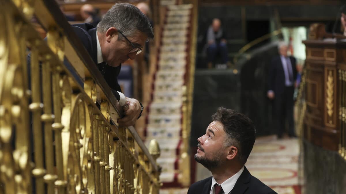 MADRID, 24/11/2022.- El diputado de ERC Gabriel Rufián (d) conversa con el diputado del PSOE Patxi López durante la última jornada de debate y votación de los presupuestos en el pleno del Congreso, este jueves. El Congreso de los Diputados ha aprobado hoy el proyecto de Presupuestos Generales del Estado para 2023 por una amplia mayoría de 187 votos, con lo que el texto pasa al Senado para continuar su tramitación. EFE/ Kiko Huesca