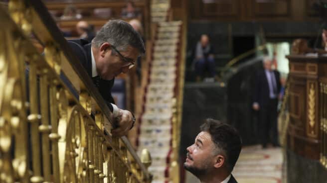 MADRID, 24/11/2022.- El diputado de ERC Gabriel Rufián (d) conversa con el diputado del PSOE Patxi López durante la última jornada de debate y votación de los presupuestos en el pleno del Congreso, este jueves. El Congreso de los Diputados ha aprobado hoy el proyecto de Presupuestos Generales del Estado para 2023 por una amplia mayoría de 187 votos, con lo que el texto pasa al Senado para continuar su tramitación. EFE/ Kiko Huesca