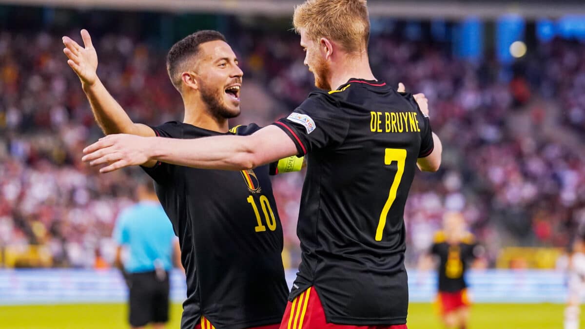 Eden Hazard y Kevin de Bruyne celebran un gol con la selección de Bélgica.