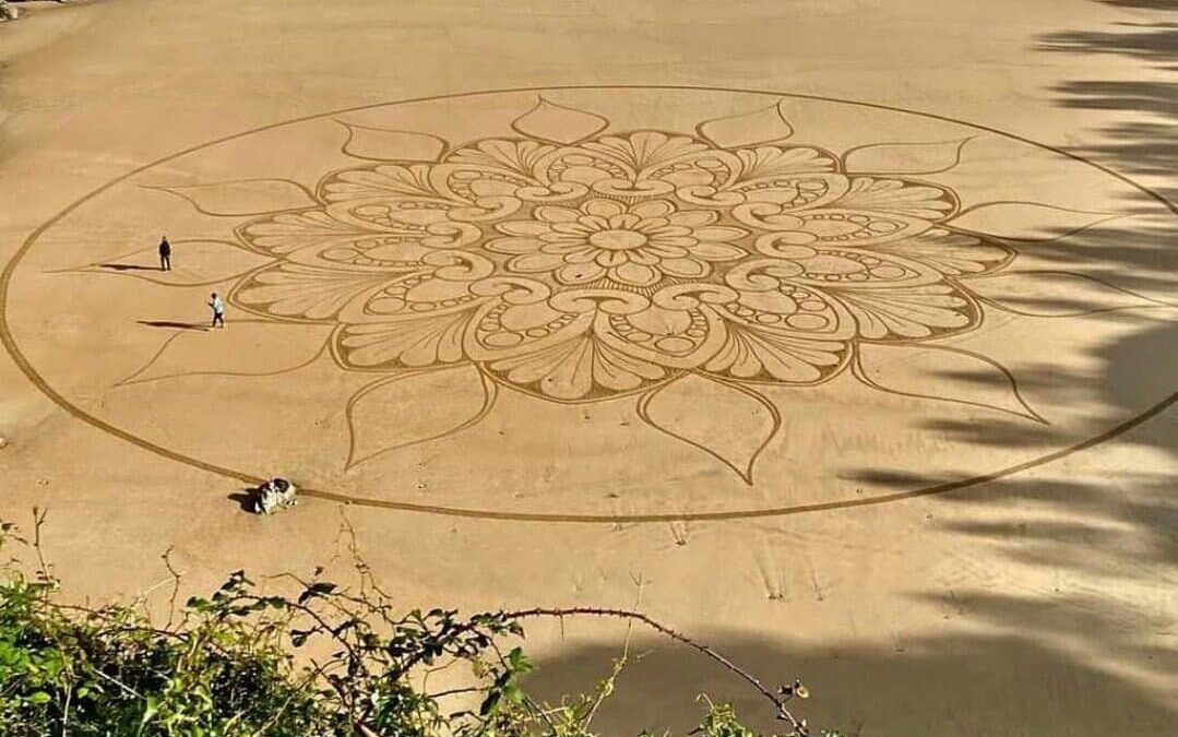 El mayor mandala del mundo se ha dibujado hoy una playa cántabra: 66 metros de diámetro