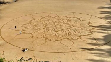 El mayor mandala del mundo se ha dibujado hoy una playa cántabra: 66 metros de diámetro