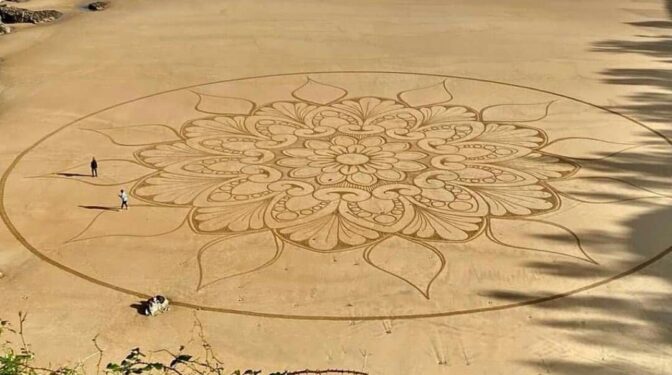 El mayor mandala del mundo se ha dibujado en una playa cántabra: 66 metros de diámetro