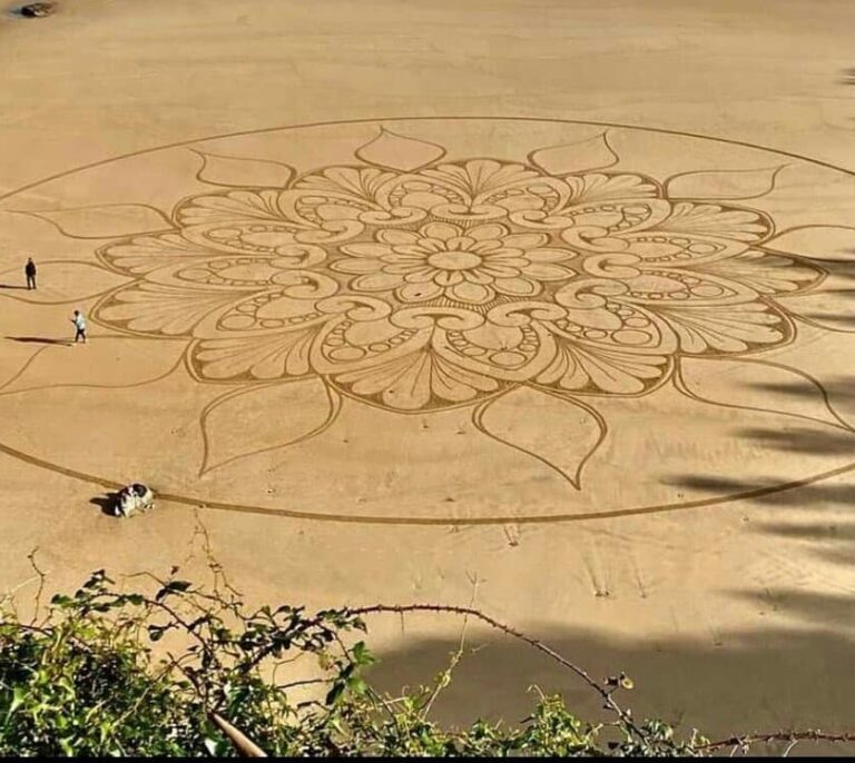 El mayor mandala del mundo se ha dibujado hoy una playa cántabra: 66 metros de diámetro