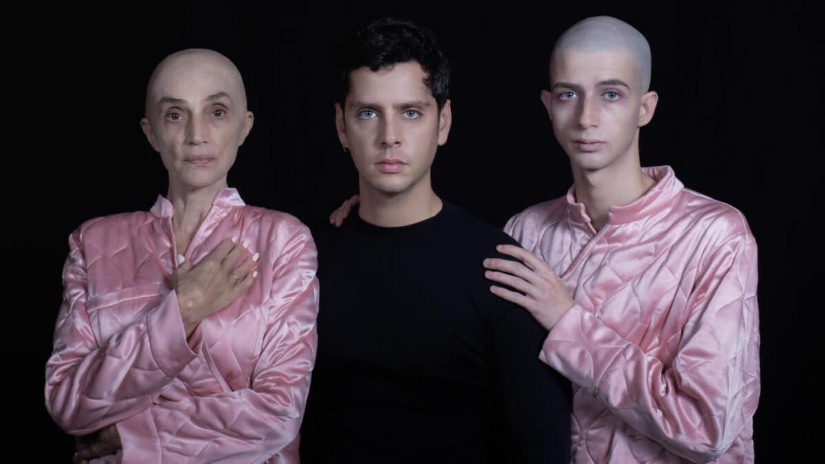 Eduardo Casanova posa con Ángela Molina y Manel Llunell durante la grabación de 'La Piedad'