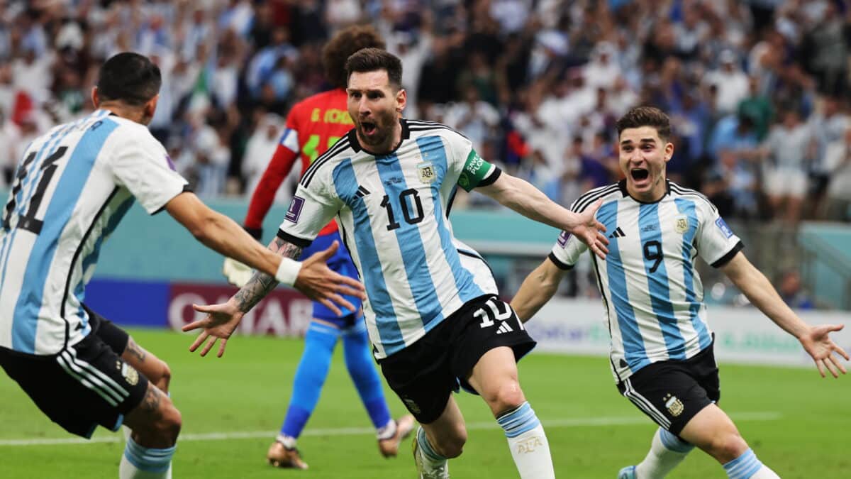 Lionel Messi celebra el gol decisivo a México en el Mundial de Qatar