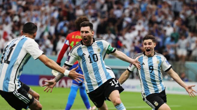 Lionel Messi celebra el gol decisivo a México en el Mundial de Qatar