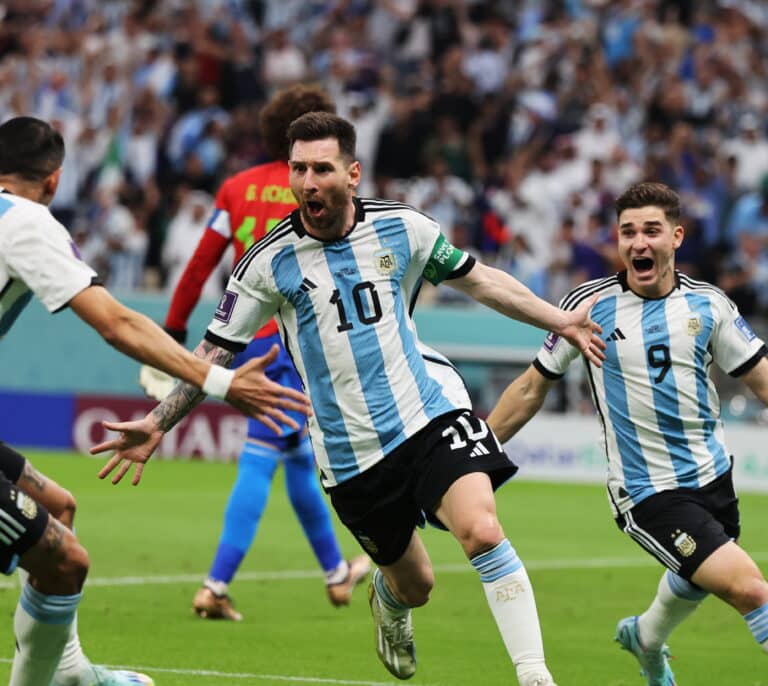 Argentina respira gracias a los golazos de Messi y Enzo Fernández