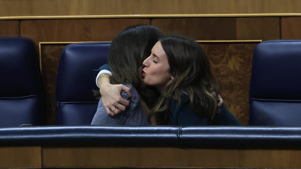 Belarra y Montero se abrazan en el Congreso.