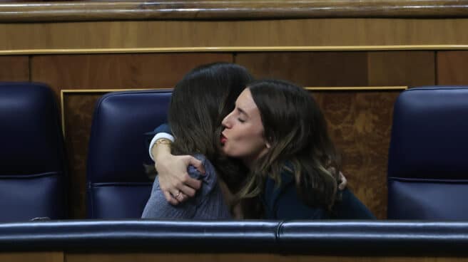 Belarra y Montero se abrazan en el Congreso.