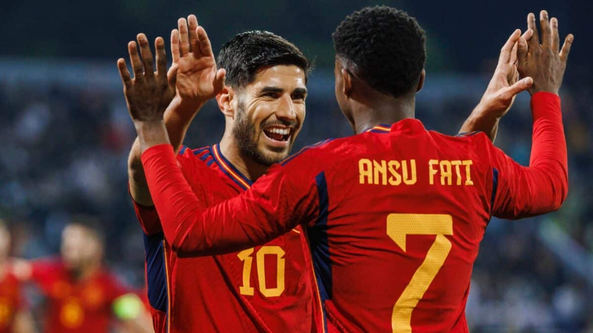 Ansu Fati y Marco Asensio celebran un gol de España a Jordania