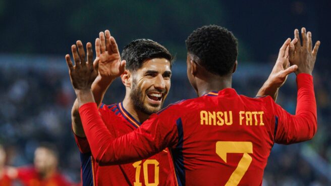 Ansu Fati y Marco Asensio celebran un gol de España a Jordania