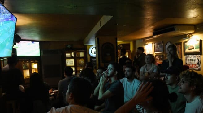 espectadores-partido-españa-alemania-futbol Aficionados, algunos de ellos extranjeros, disfrutan del partido de fútbol entre España y Alemania del Mundial de Qatar 2022