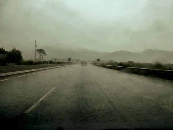 Un autobús escolar queda atrapado por la lluvia en Castellón y sus ocupantes tienen que ser rescatados