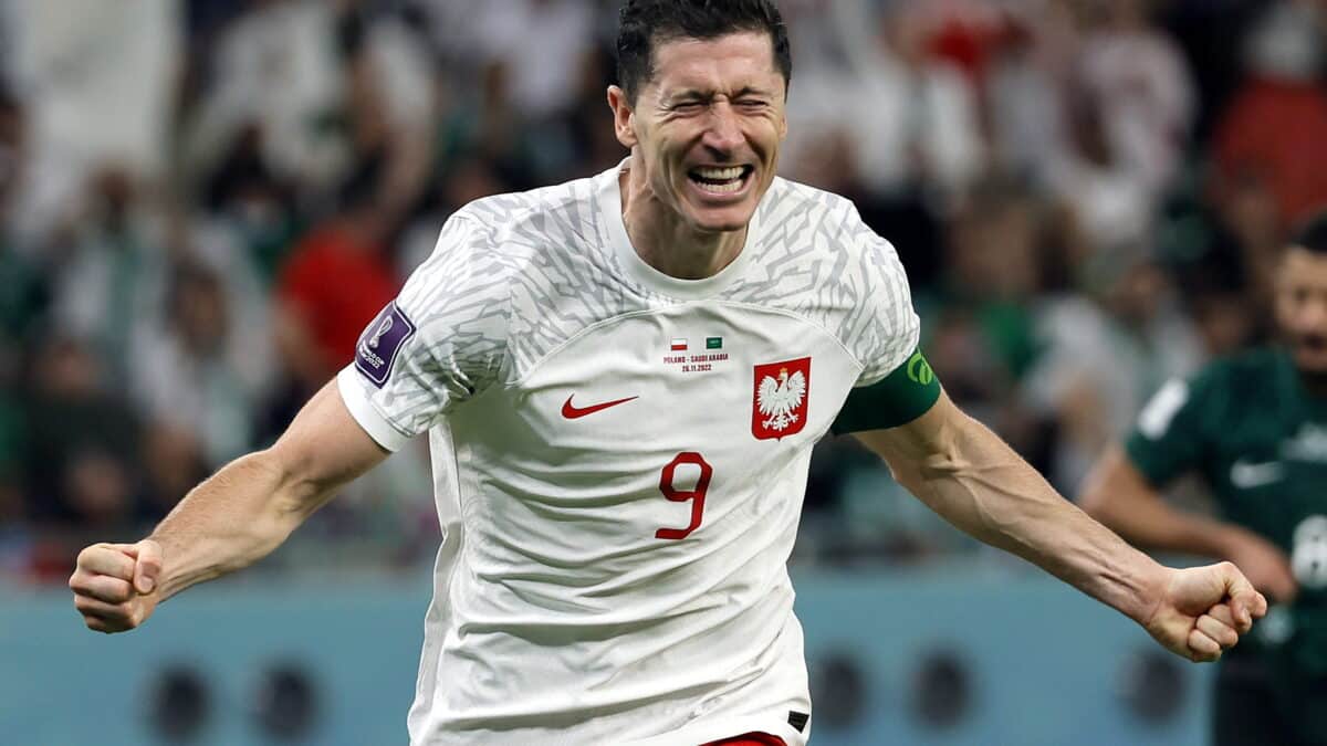 Robert Lewandowski celebra su primer gol en un Mundial