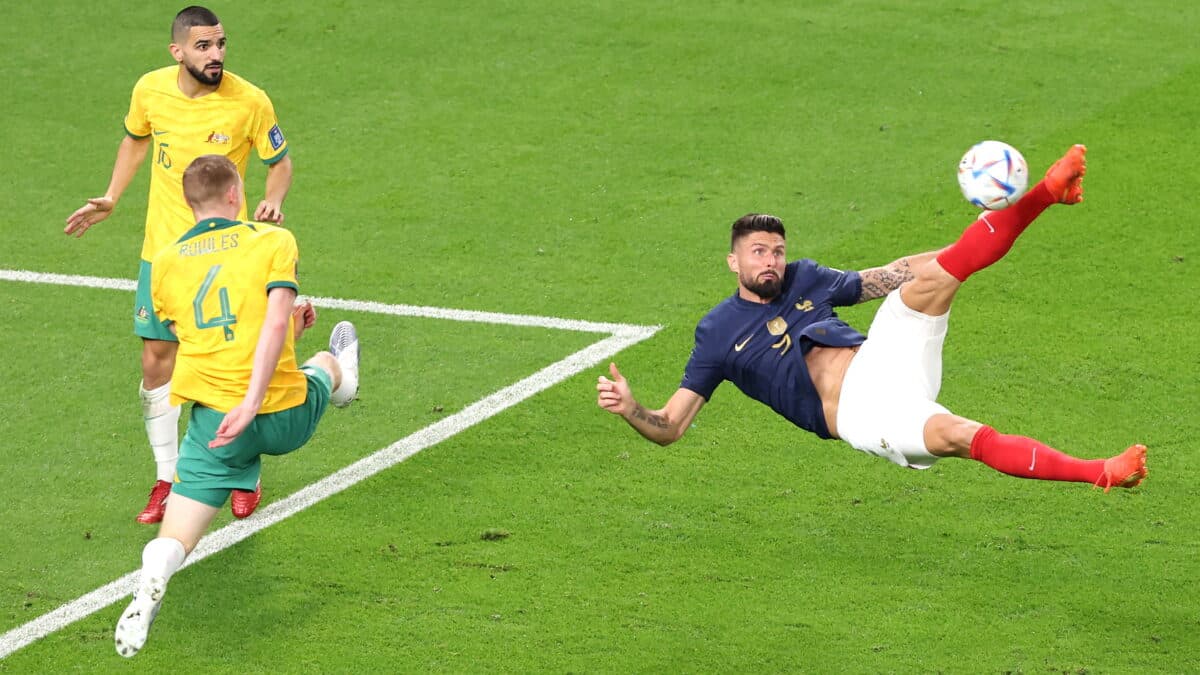 Olivier Giroud remata de forma acrobática en el partido contra Australia del Mundial de Qatar 2022