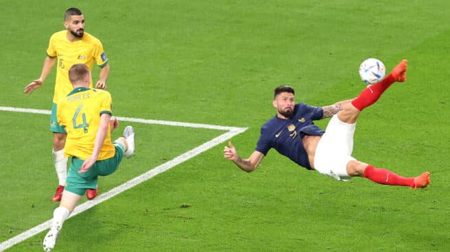 Olivier Giroud remata de forma acrobática en el partido contra Australia del Mundial de Qatar 2022