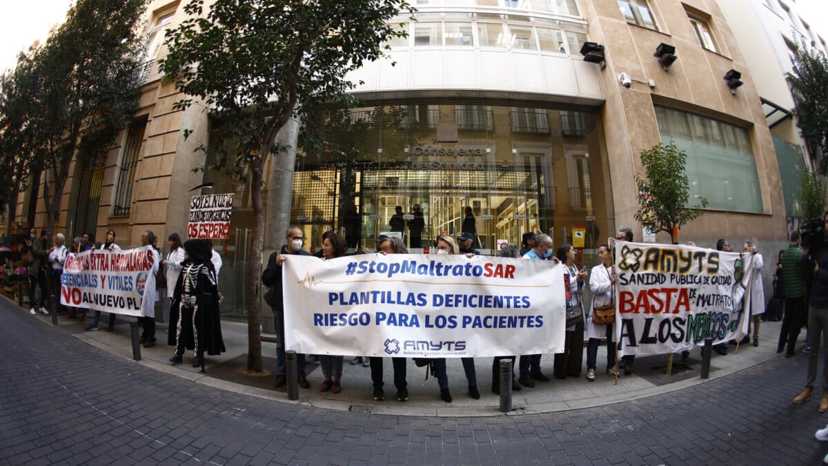 Médicos de urgencias extrahospitalarias de Atención Primaria de Madrid participan este lunes en una concentración frente a la sede de la Consejería de Sanidad en Madrid