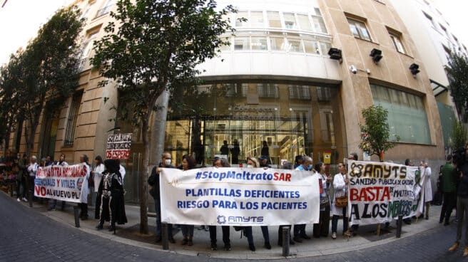 Médicos de urgencias extrahospitalarias de Atención Primaria de Madrid participan este lunes en una concentración frente a la sede de la Consejería de Sanidad en Madrid