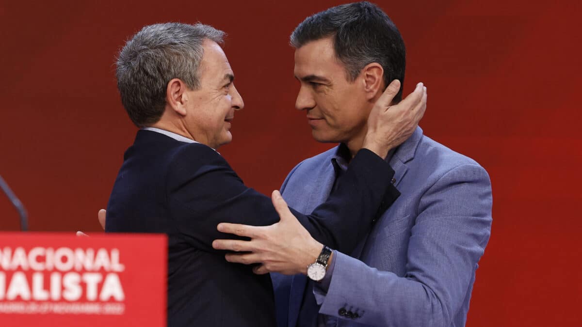 MADRID, 27/11/2022.- El presidente de Gobierno y secretario general del PSOE, Pedro Sánchez (d), junto a José Luis Rodríguez Zapatero (i), durante su participación este domingo en la clausura del XXVI Congreso de la Internacional Socialista, en el que es proclamado nuevo líder de la internacional socialista. EFE/ Chema Moya