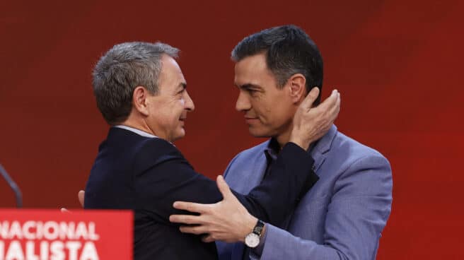 MADRID, 27/11/2022.- El presidente de Gobierno y secretario general del PSOE, Pedro Sánchez (d), junto a José Luis Rodríguez Zapatero (i), durante su participación este domingo en la clausura del XXVI Congreso de la Internacional Socialista, en el que es proclamado nuevo líder de la internacional socialista. EFE/ Chema Moya