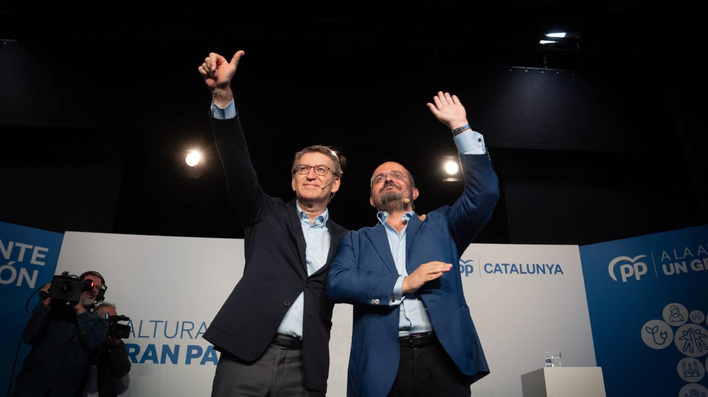 El presidente del PP de Cataluña, Alejandro Fernández (d), y el presidente del PP, Alberto Núñez Feijóo (i), saludan en la inauguración de la ronda de convenciones sectoriales del PP en la Biblioteca Francesca Bonnemaison, en Barcelona